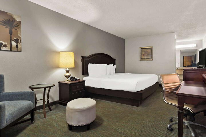 Room 11 of 36
