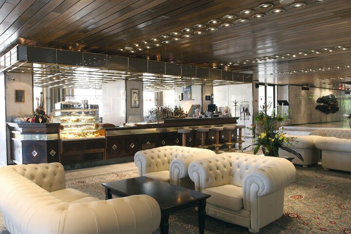 Lounge 20 of 26