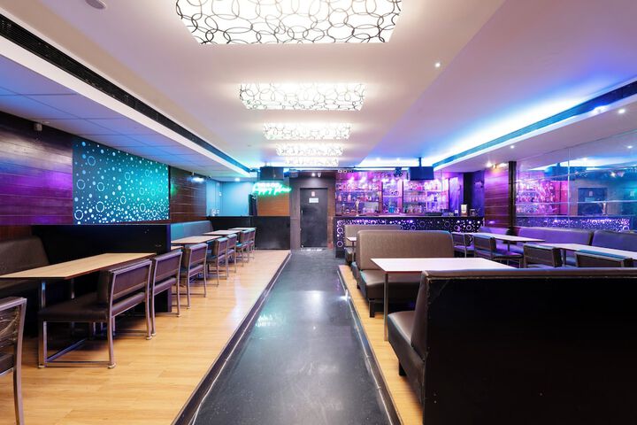 Lounge 29 of 37