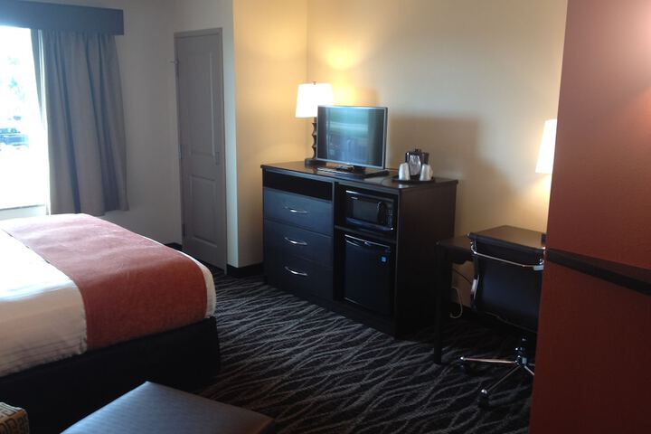 1 King Bed (5 of 12)