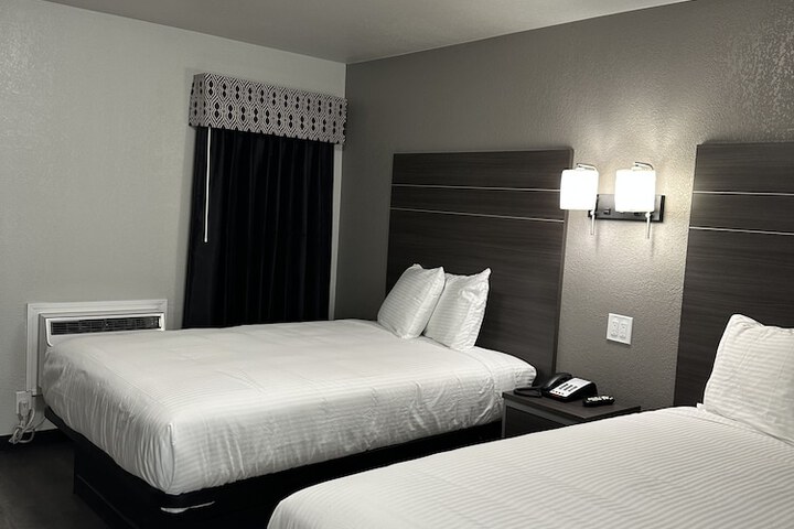 2 Double Beds (7 of 15)