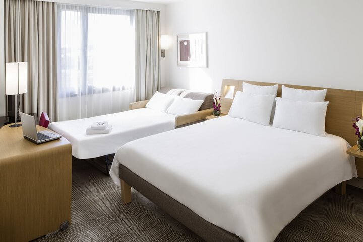 Room 4 of 77