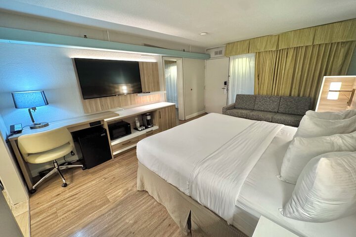 Room 8 of 118