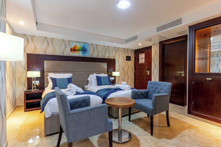 Room 4 of 16