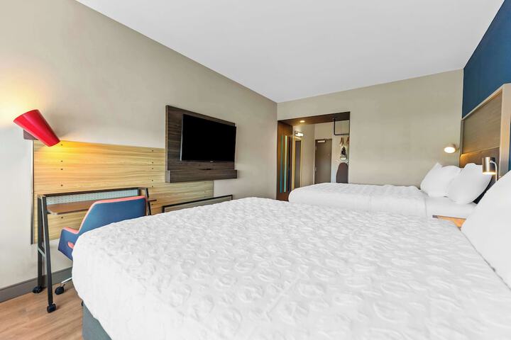 2 Queen Beds Accessible (7 of 8)