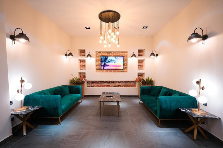 Lounge 53 of 58