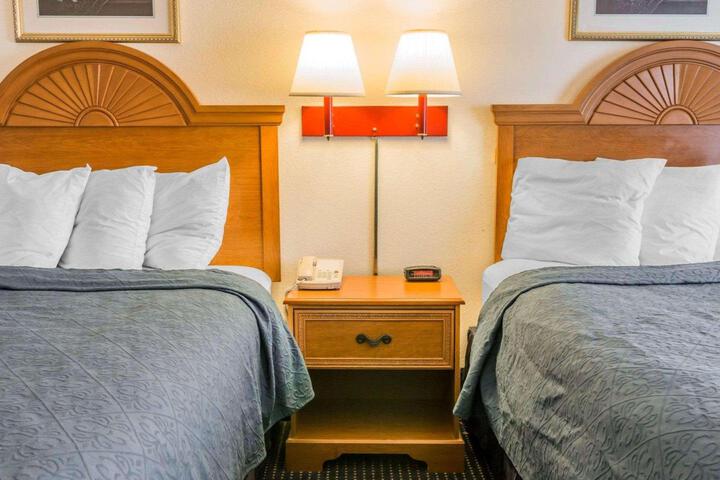 2 Double Beds (12 of 14)