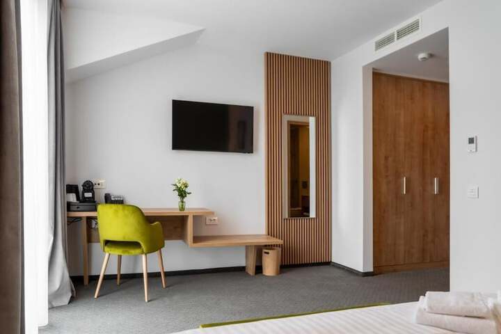 Room 11 of 28