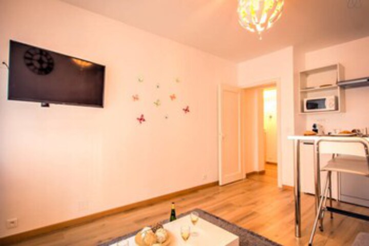 Room 5 of 11