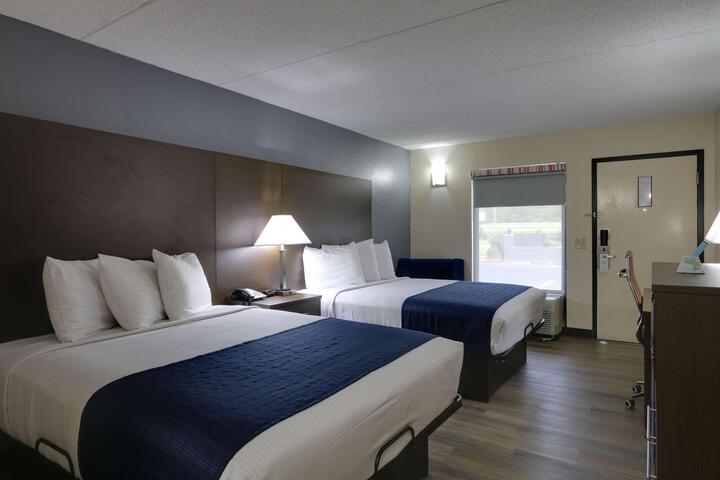 2 Queen Beds (10 of 15)