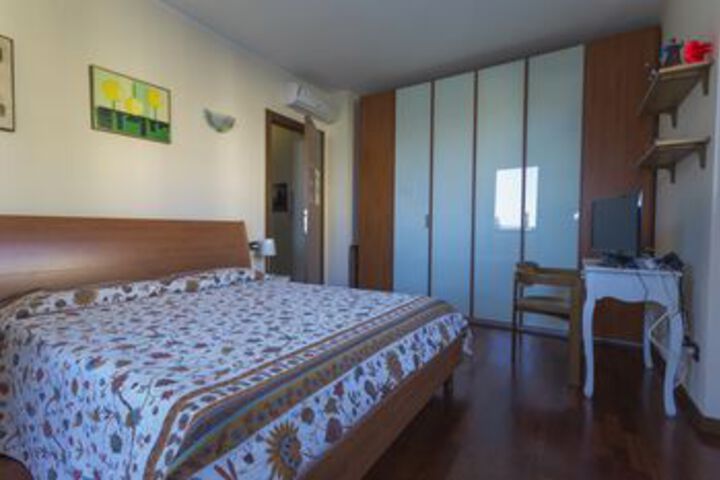 Room 9 of 18