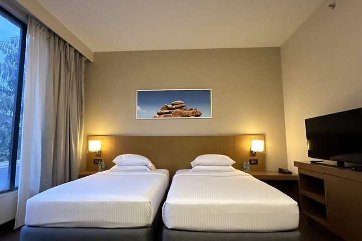 Room 18 of 100