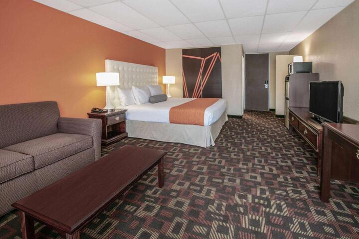 1 King Bed (5 of 6)