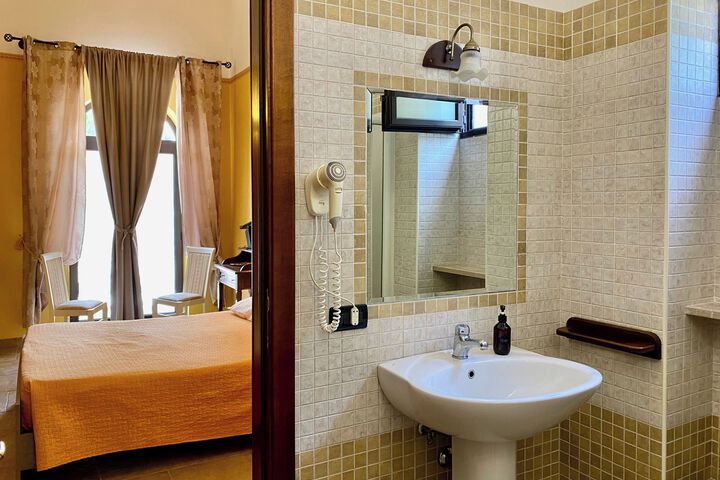 Room 4 of 78