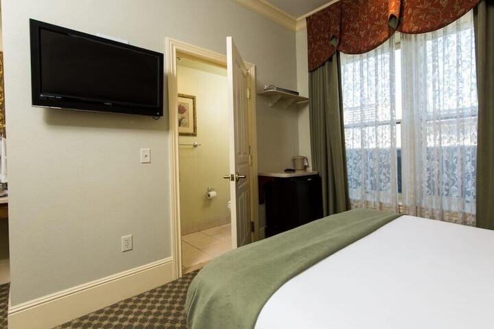 Room 10 of 28