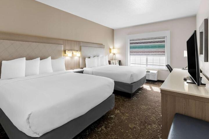 2 Queen Beds Pillow Top Mattress Refrigerator High Speed Internet Accessible Full Breakfast (7 of 12)