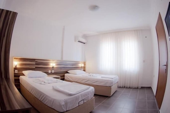 Room 6 of 16