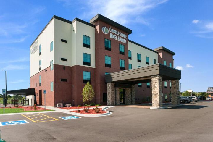 Cobblestone Hotel &  Suites - Neenah in Neenah, WI