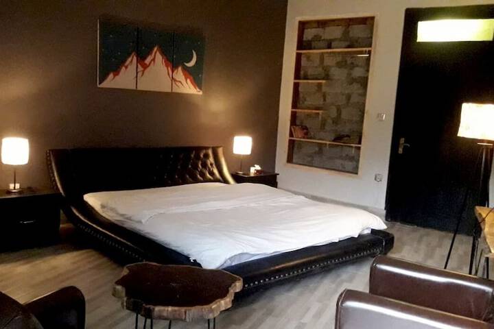 Room 10 of 16
