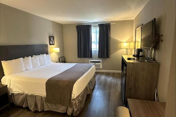 1 King Bed (4 of 6)