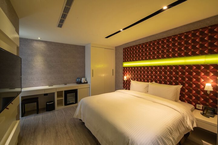 Room 9 of 32