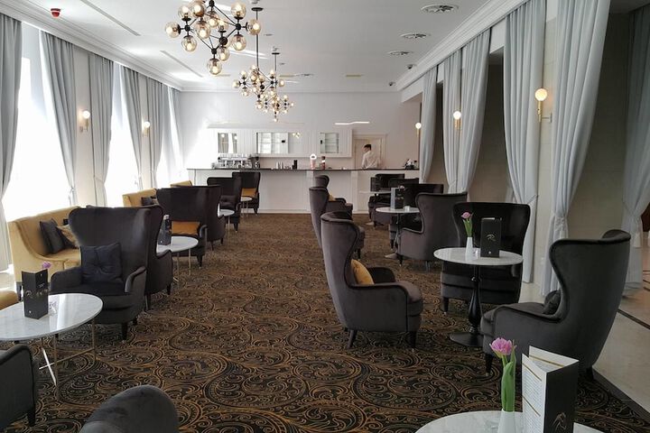 Lounge 28 of 40