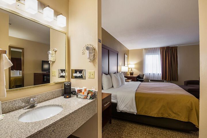 Standard with 1 King Bed (14 of 14)