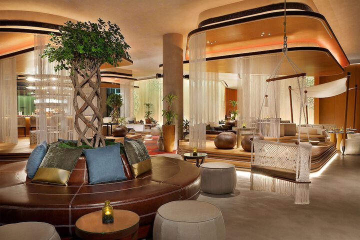 Lounge 83 of 101