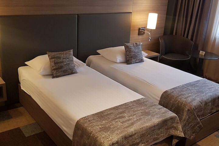 Room 9 of 38