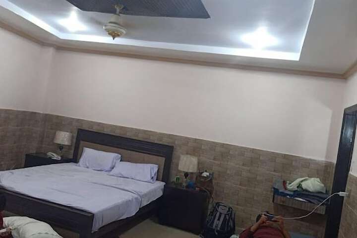 Room 6 of 10