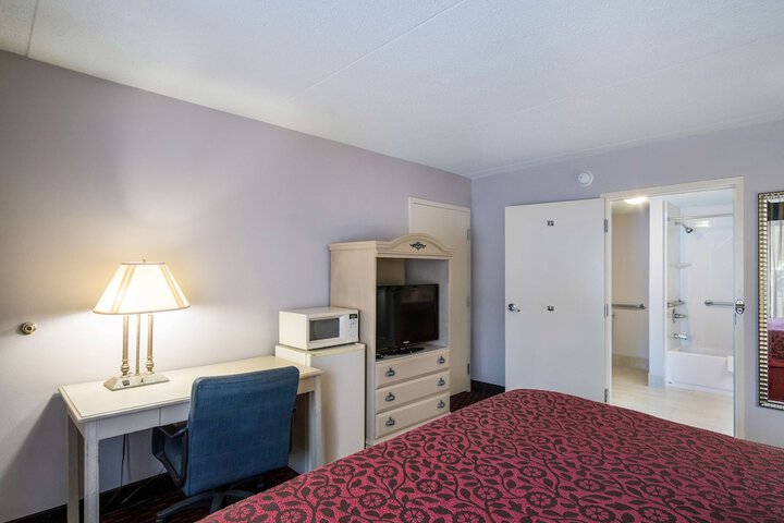 Room 17 of 46