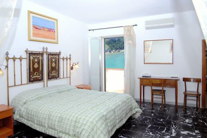 Room 4 of 40
