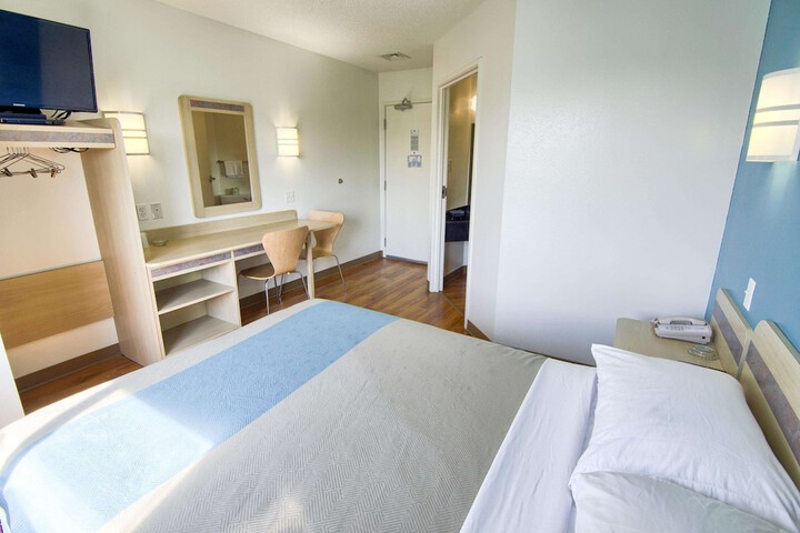 1 Queen Bed Refrigerator (9 of 13)