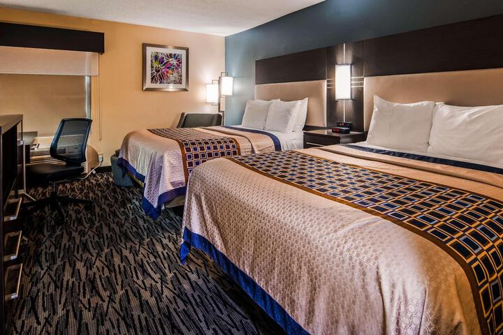 2 Queen Beds Microwave and Refrigerator WiFi Full Breakfast (7 of 15)