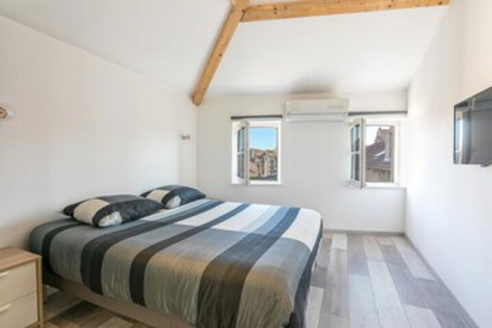 Room 9 of 11