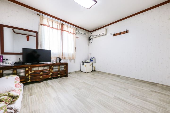 Room 12 of 18