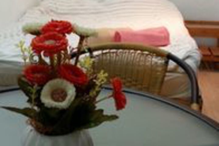 Room 6 of 8