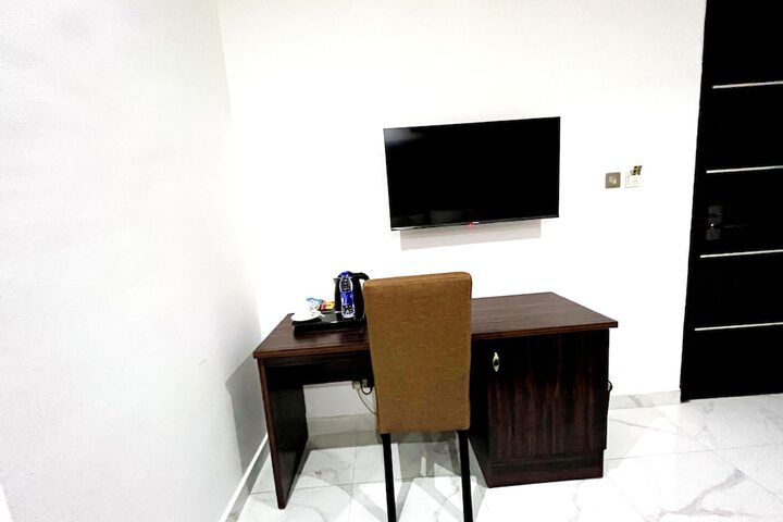 Room 18 of 100