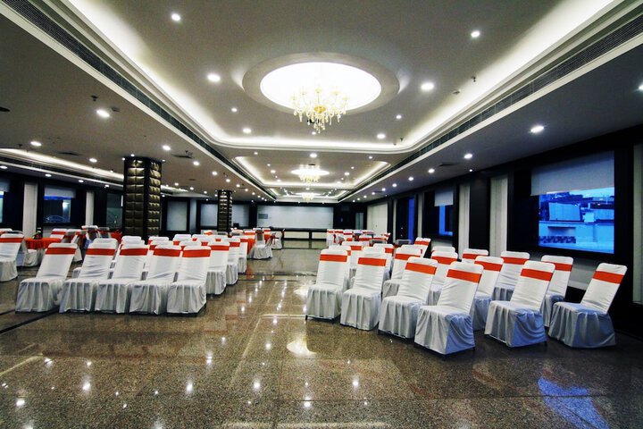 Ballroom/Hall 32 of 59