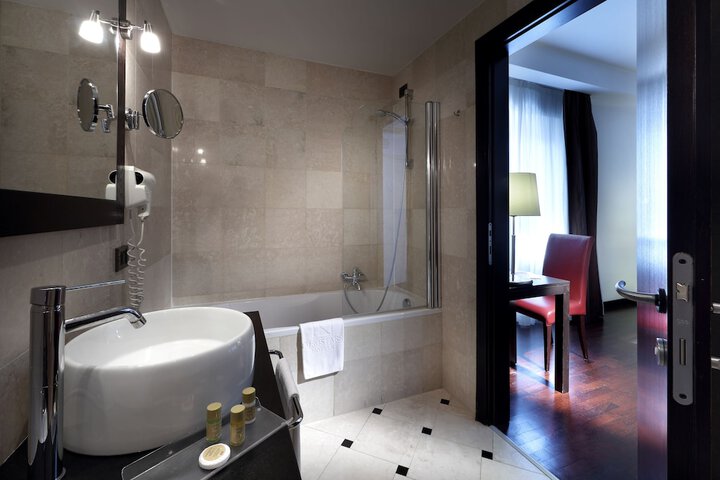 Room 32 of 53