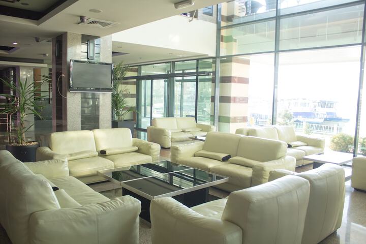 Lounge 58 of 84