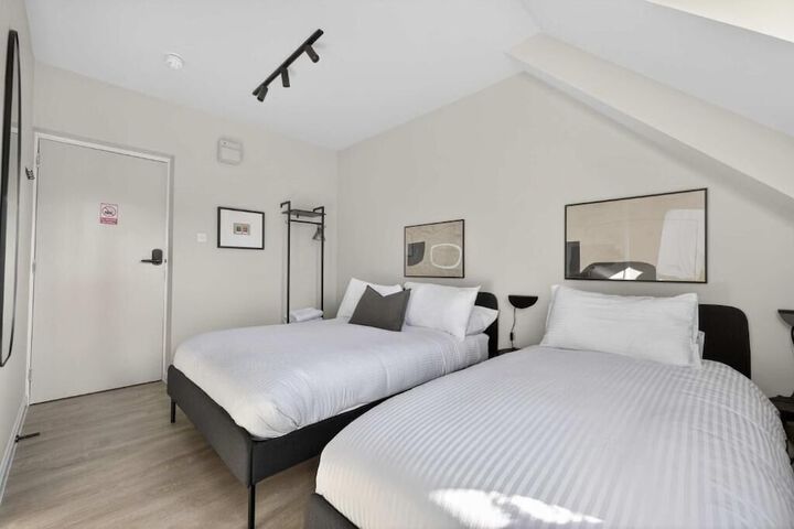 Room 21 of 38