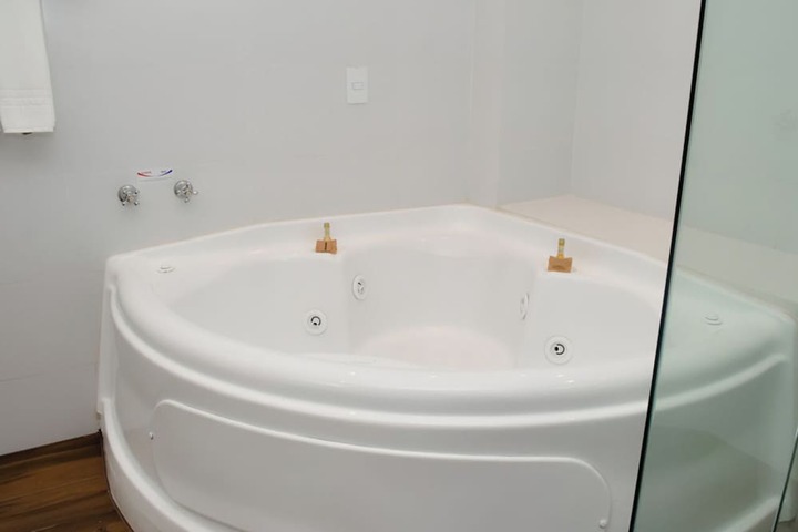 Deep soaking bathtub