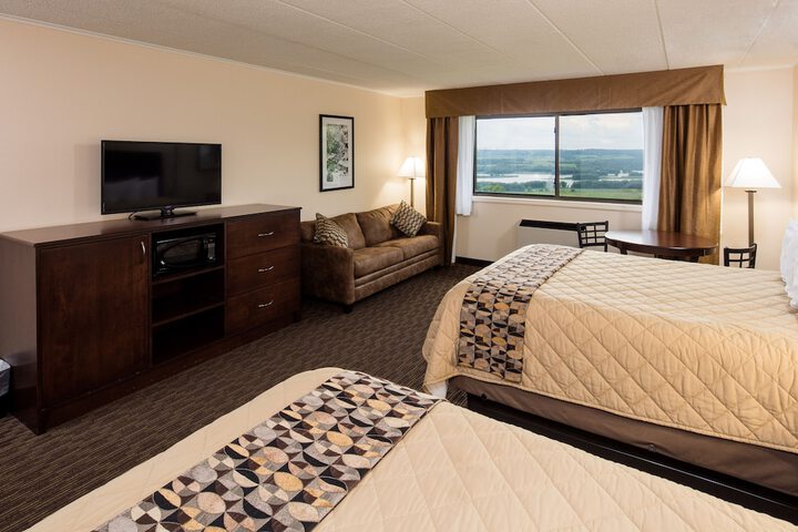 2 Queen Beds (2 of 12)