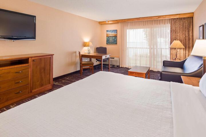 Accessible 1 King Communication Assistance Lake Front Kitchenette Microwave and Refrigerator Shower Only Full Breakfast (4 of 27)