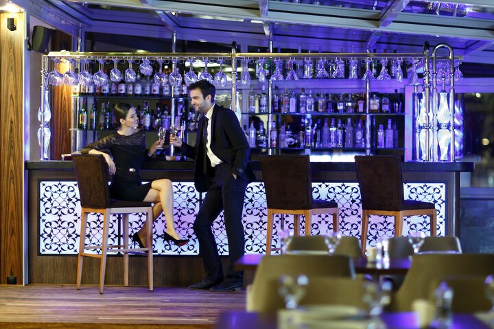 Lounge 43 of 52