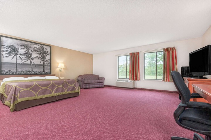 1 King Bed Deluxe Room (2 of 10)