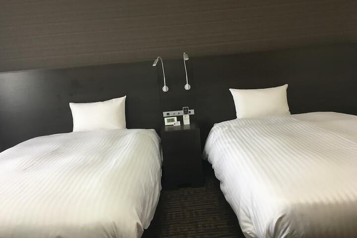 Room 12 of 33
