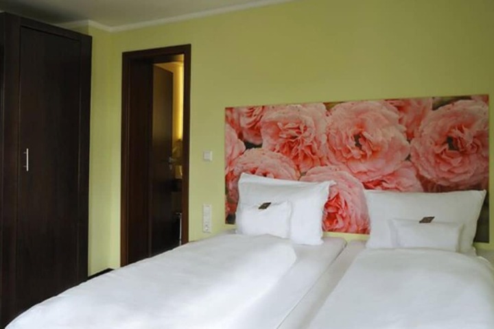 Room 7 of 19