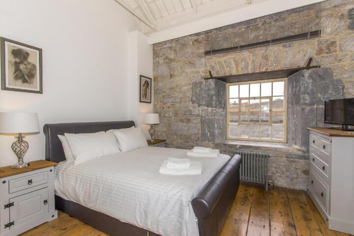 2 Bed- PureServiced Royal William Yard